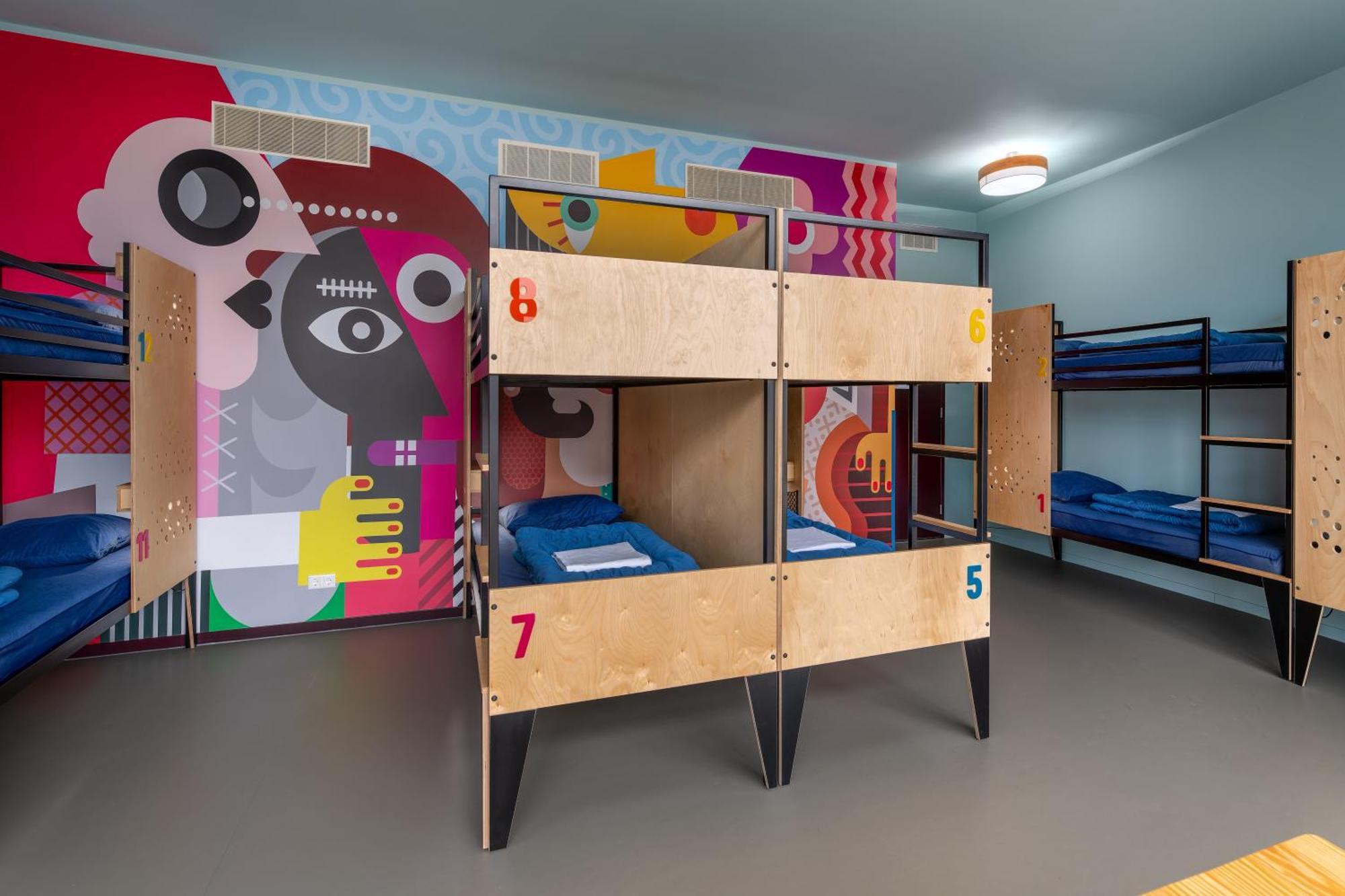 Bett in gemischtem 10-Bett-Zimmer