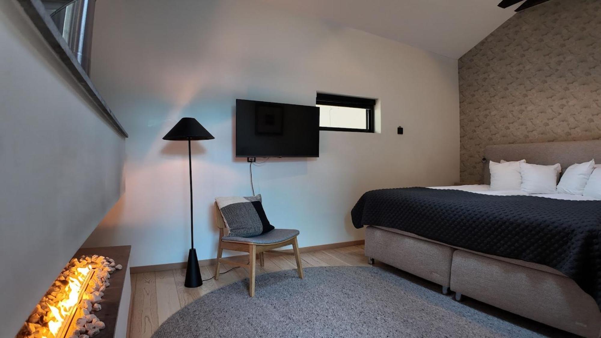 Suite,1661118001:JPEG