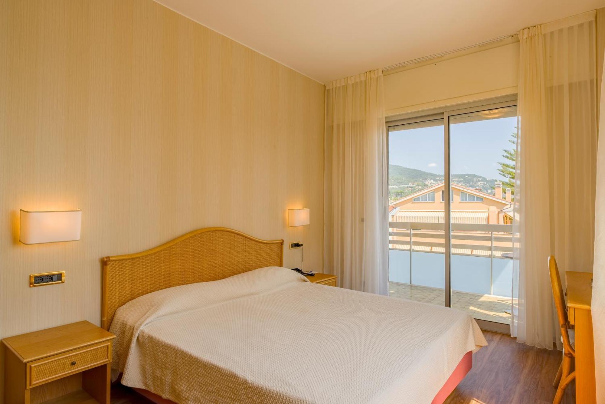 Classic Double or Twin Room with Lateral Sea View,1661638184:JPEG