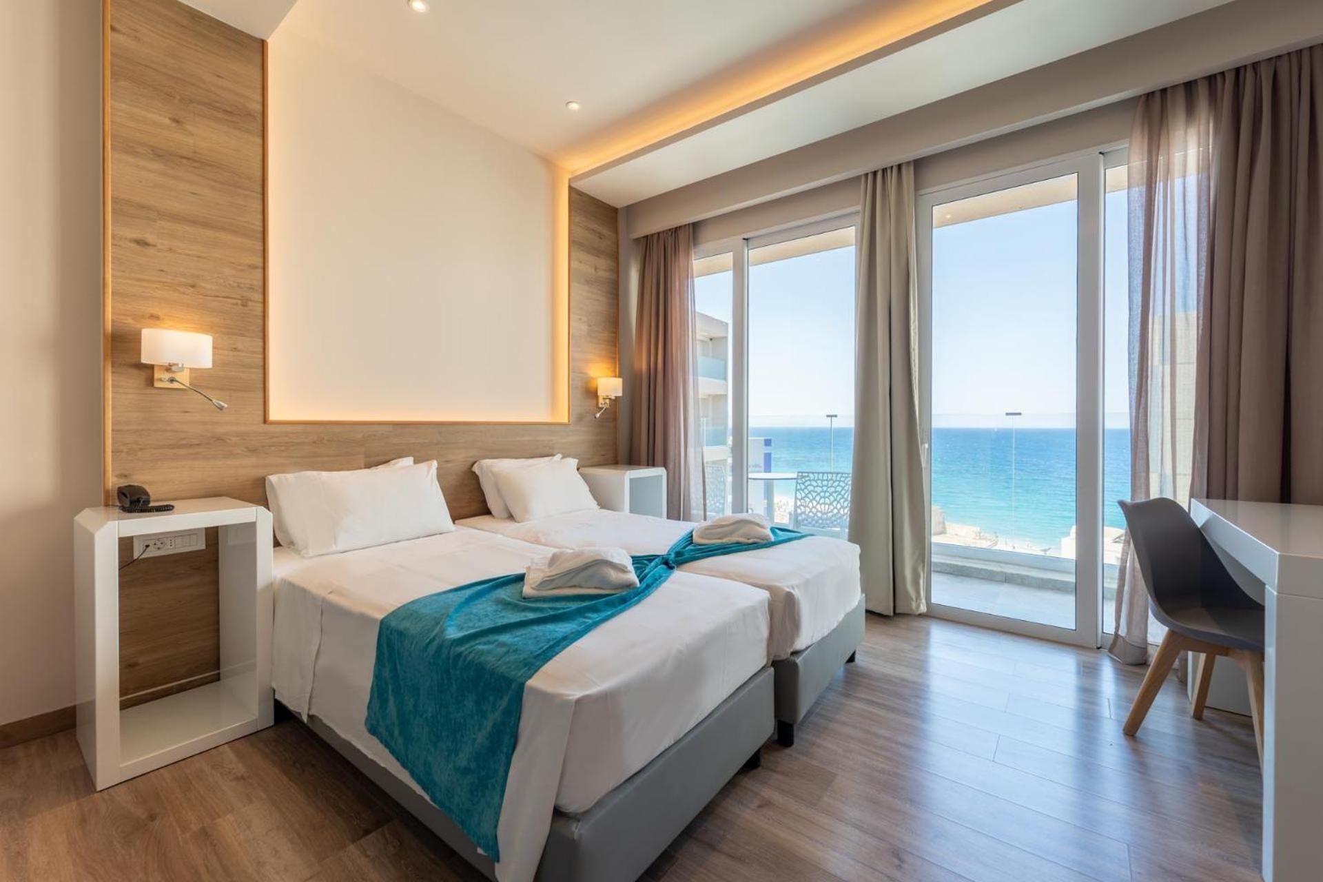 Standard Zimmer mit Meer- und Poolblick