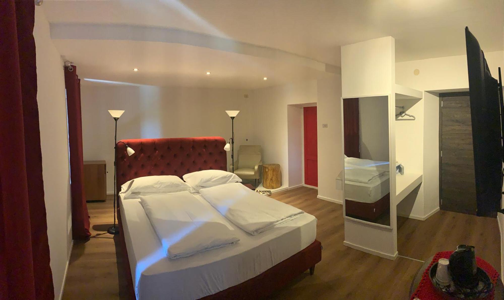 Zimmer mit Kingsize-Bett und Seeblick