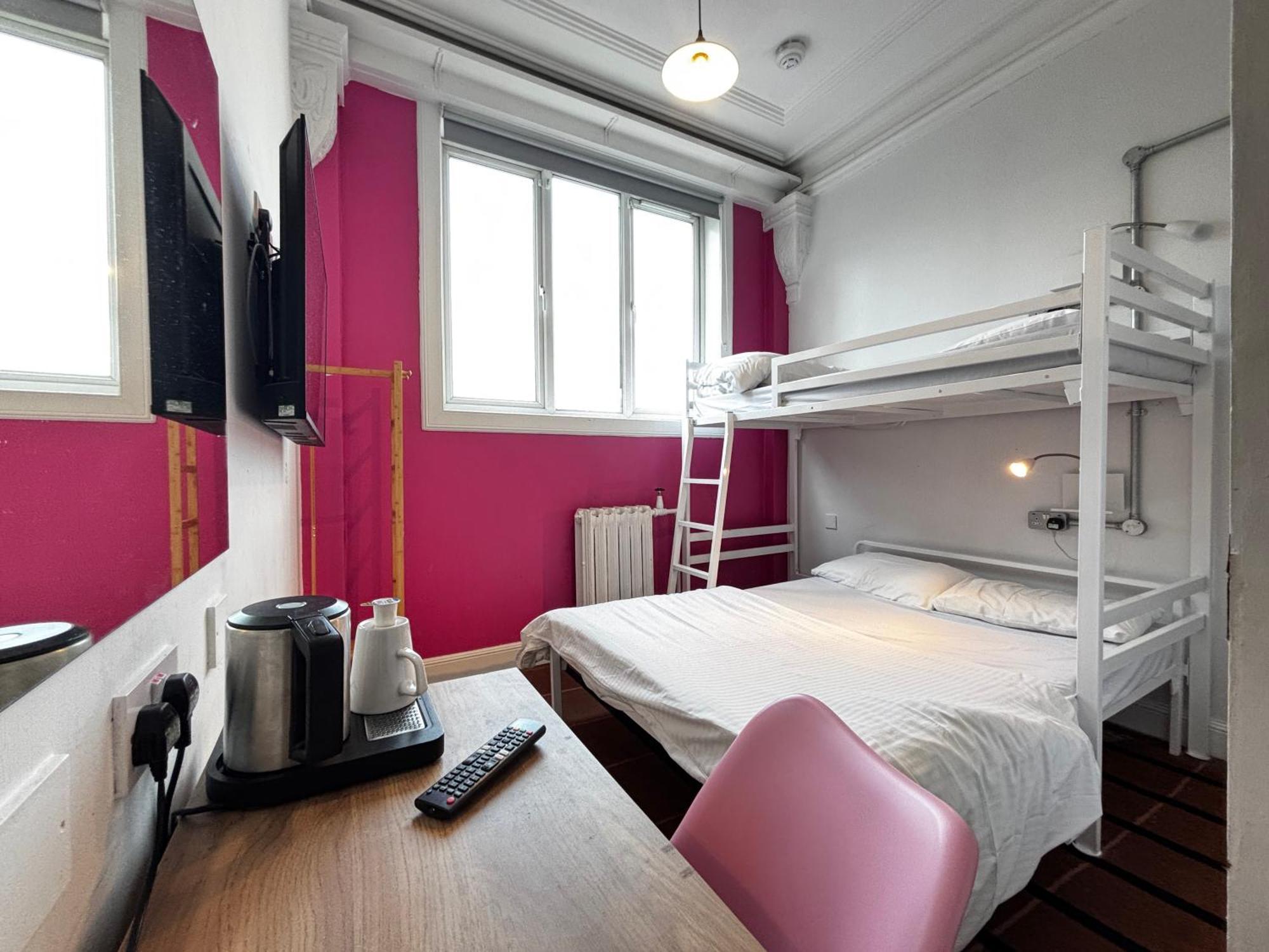 Dreibettzimmer mit eigenem Badezimmer