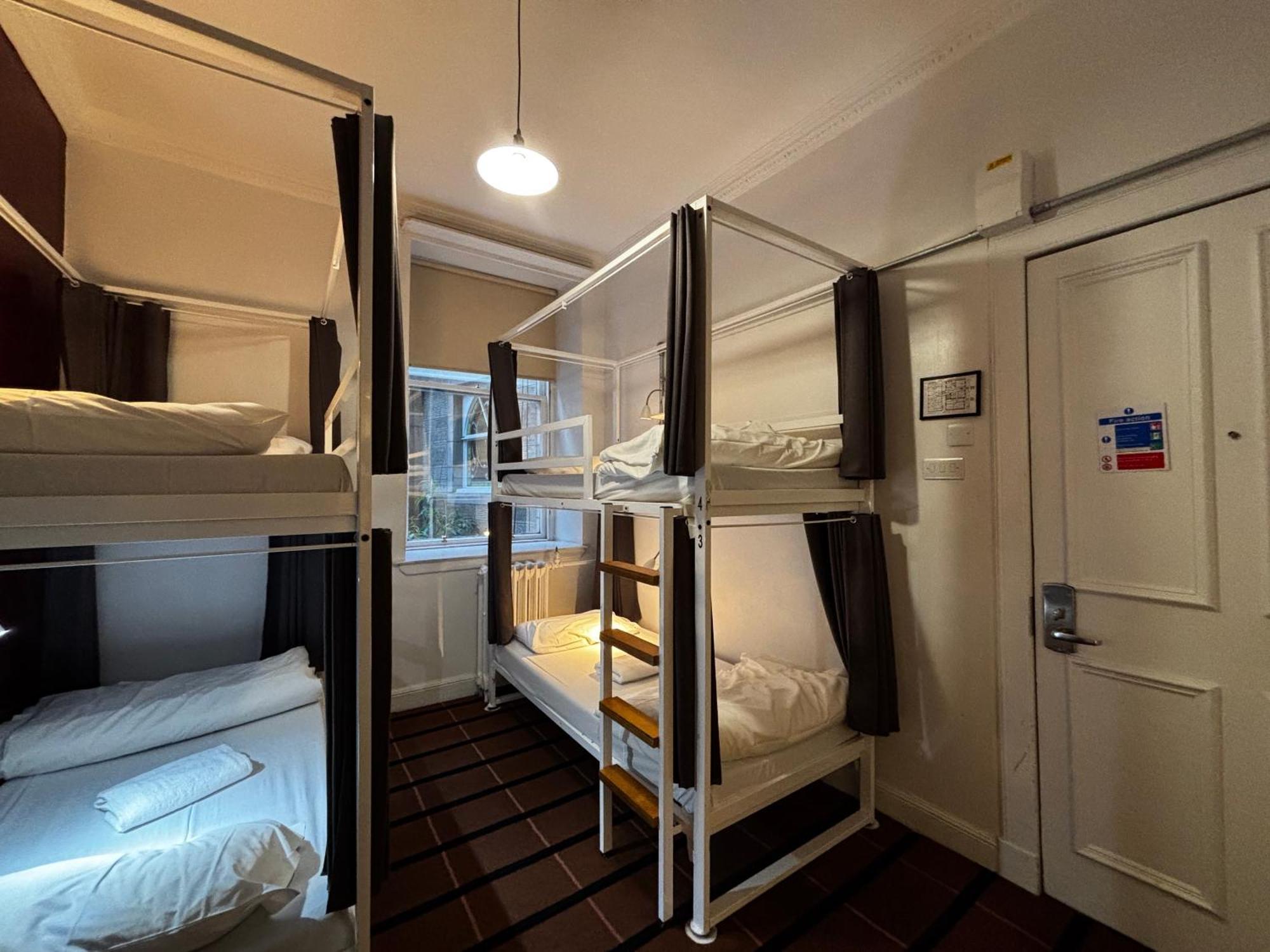 Vierbettzimmer mit Bad