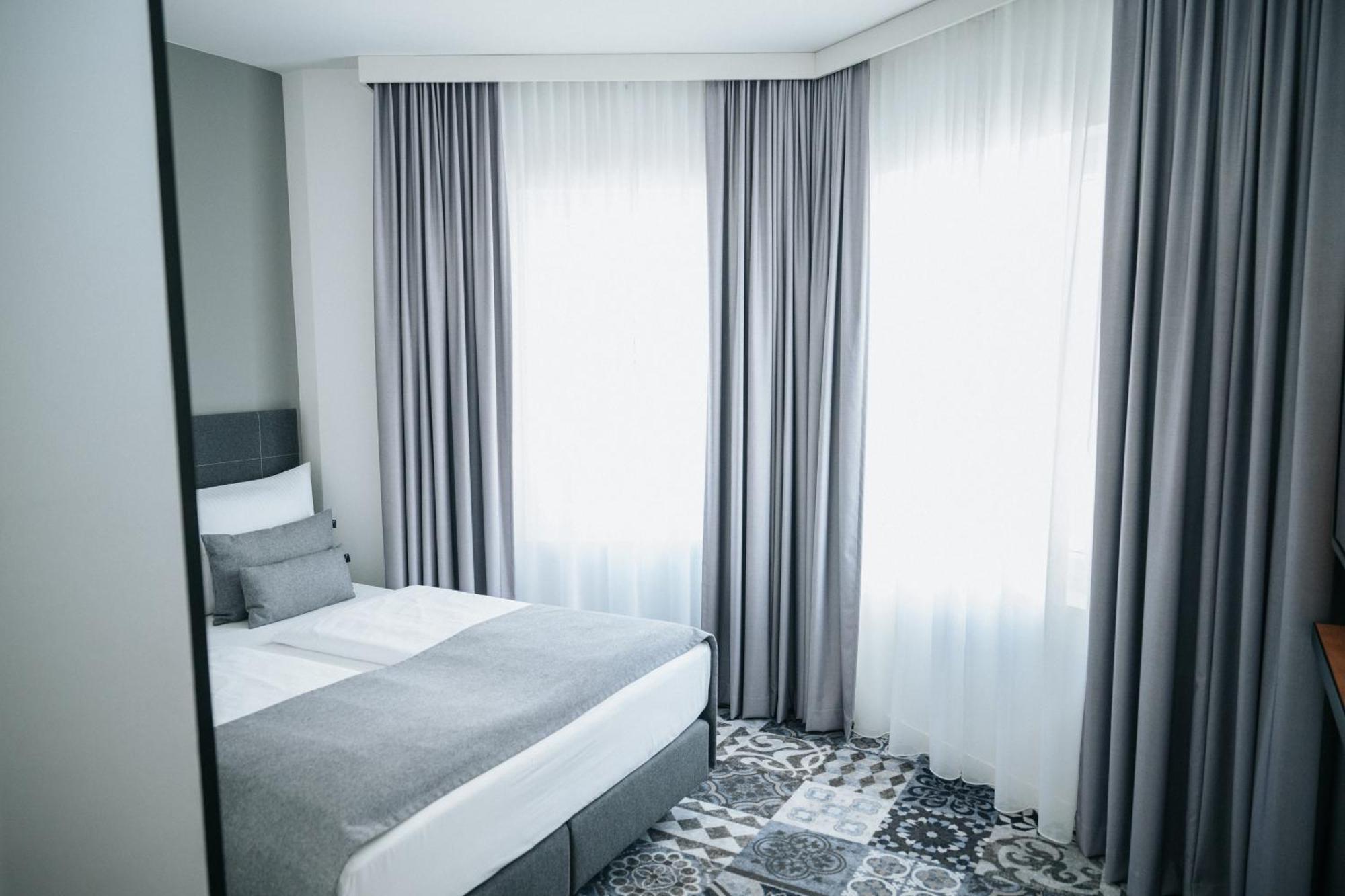 Zimmer mit Kingsize-Bett