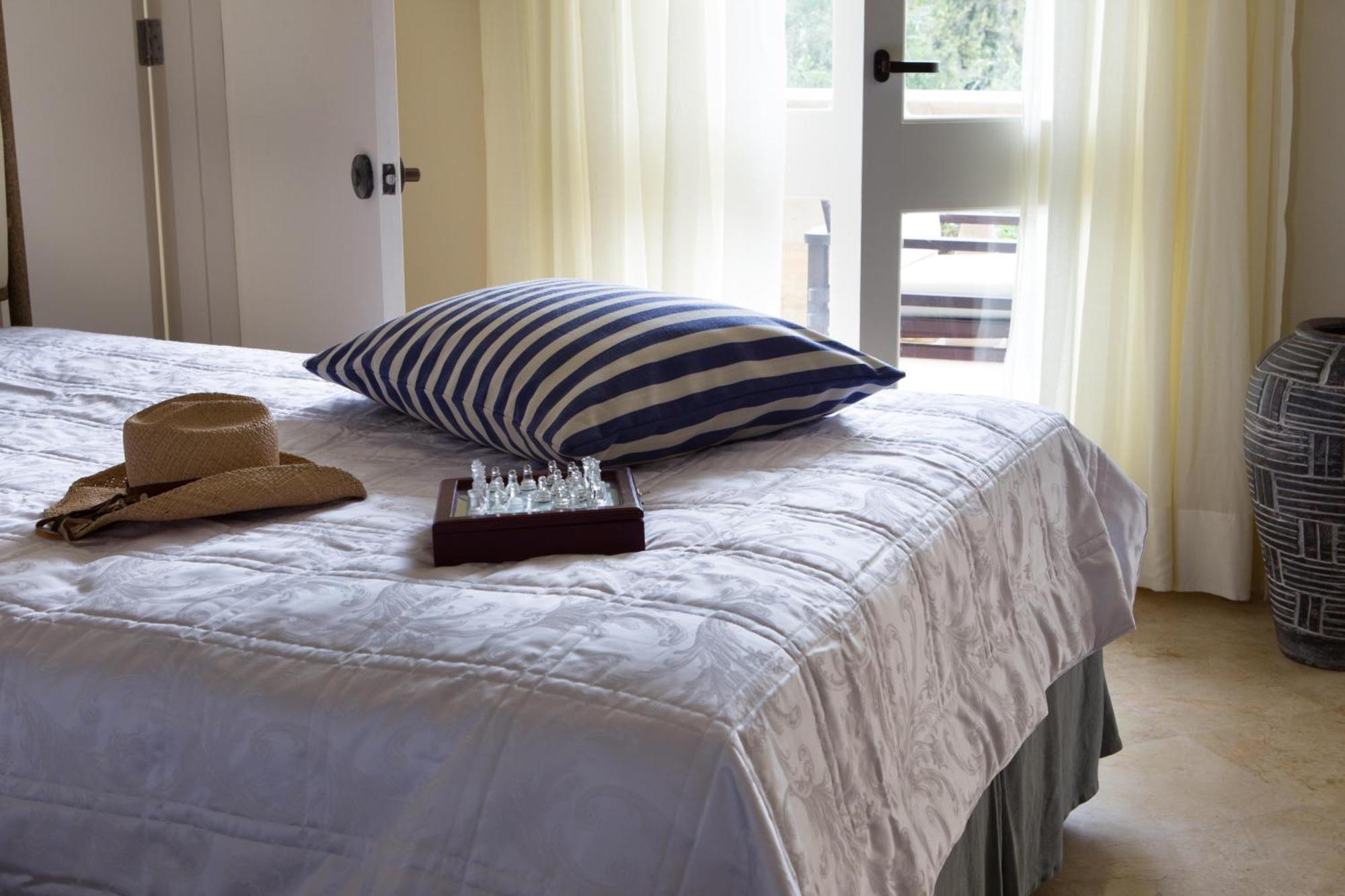 Interconnecting Studio Suites with Sea View,1697830918:JPEG