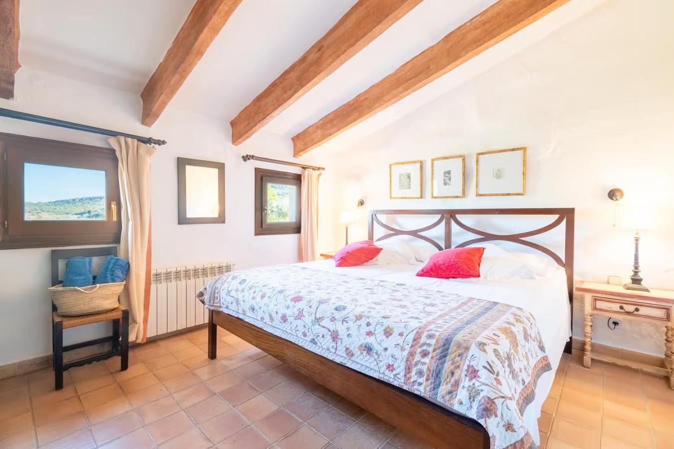 Großes Doppel-/Zweibettzimmer