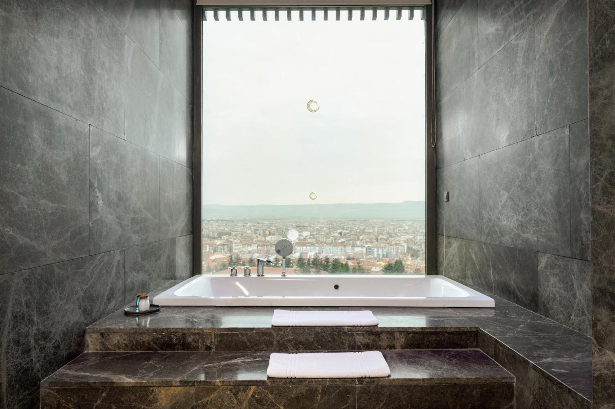 Executive Suite Spa Bath