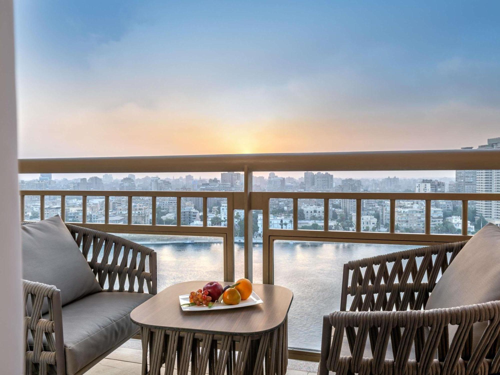 Opera Suite mit zwei Doppelbetten und Flussblick – Zugang zum Club Milesime
