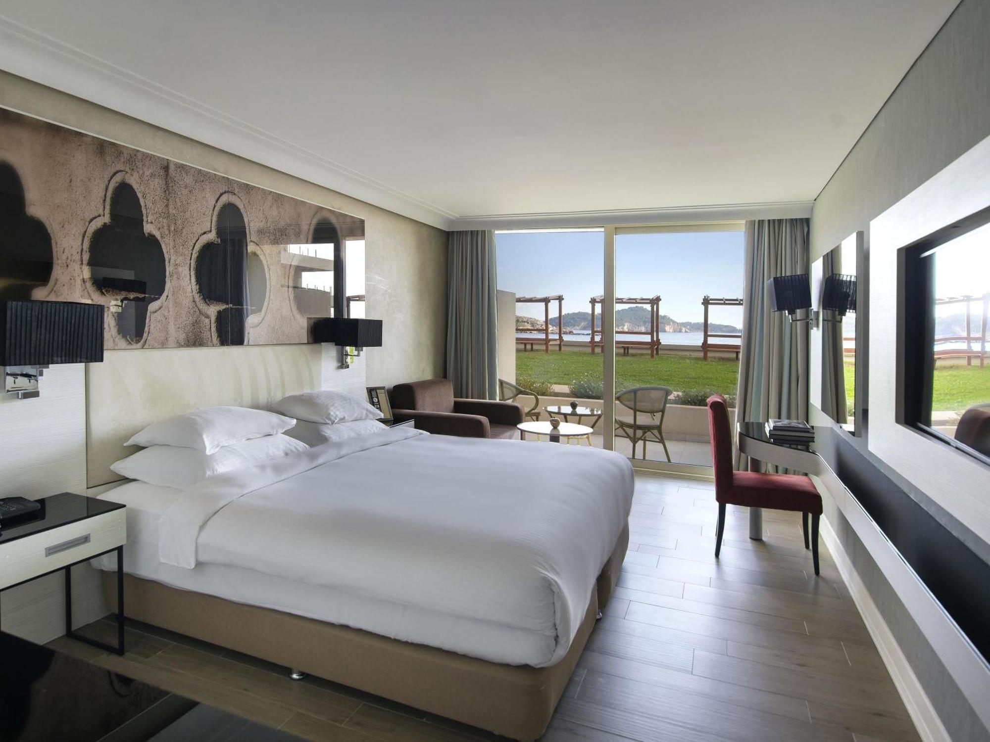 Superior Doppelzimmer mit Blick auf den Garten und eingeschränktem Meerblick.