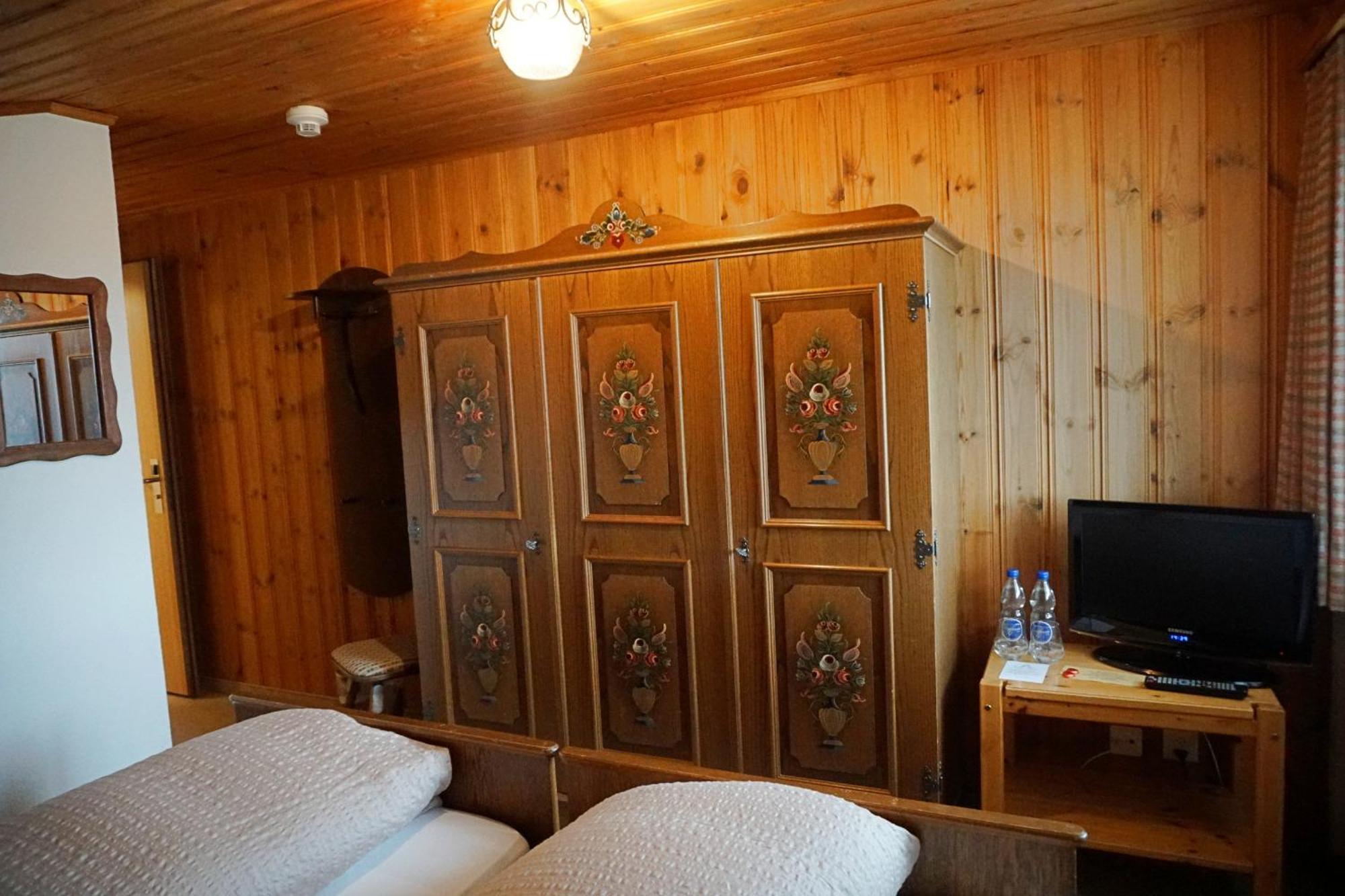 Twin Room,1756452058:JPEG