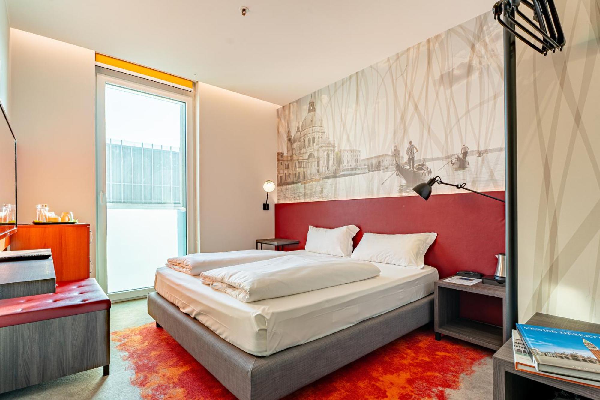 Standard Room - 1 Queen Bed