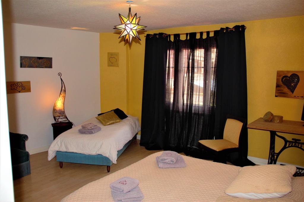 Dreibettzimmer mit Badewanne