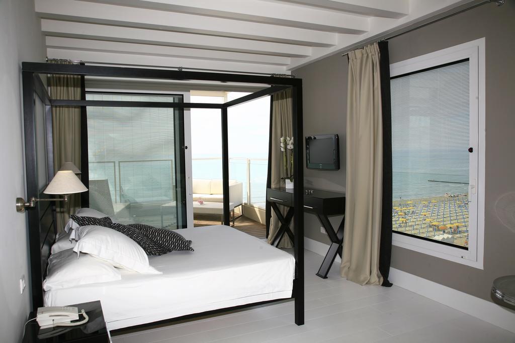 Deluxe Doppelzimmer mit Terrasse und direktem Meerblick