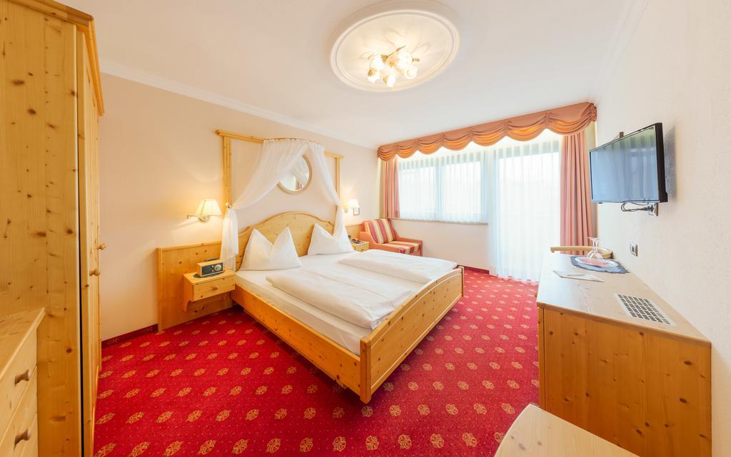 Standard Doppelzimmer mit Balkon und Bergblick
