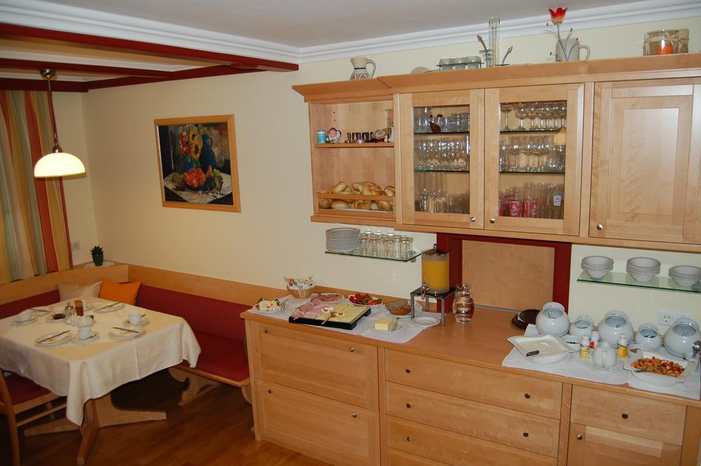 Dreibettzimmer mit Dusche