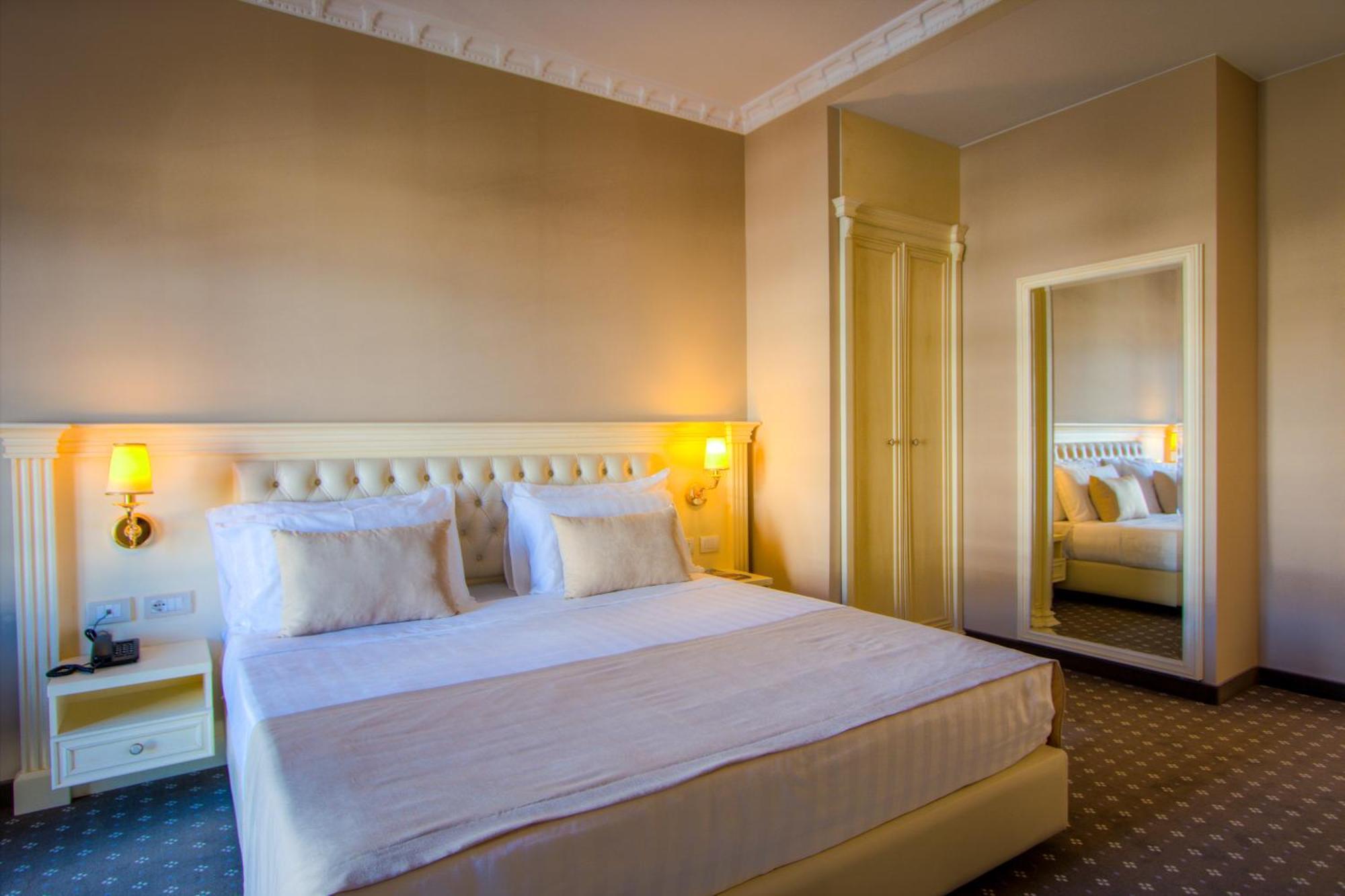 Deluxe Zimmer mit Queensize-Bett und kostenfreiem Flughafentransfer