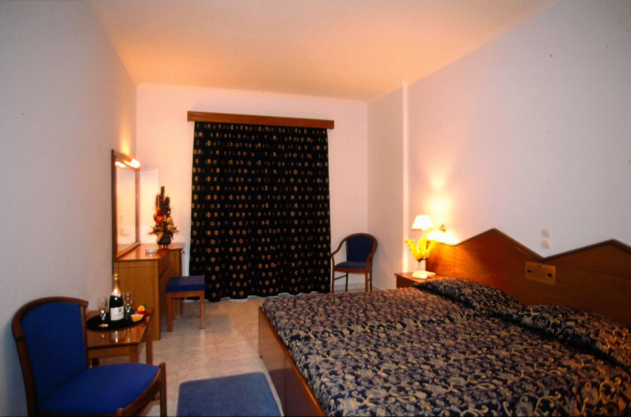 Zweibett- oder Doppelzimmer mit seitlichem Meerblick