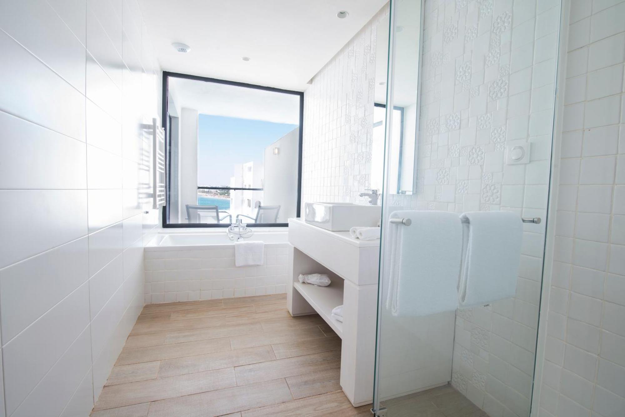 Deluxe Twin or Double Suite with Partial Sea View