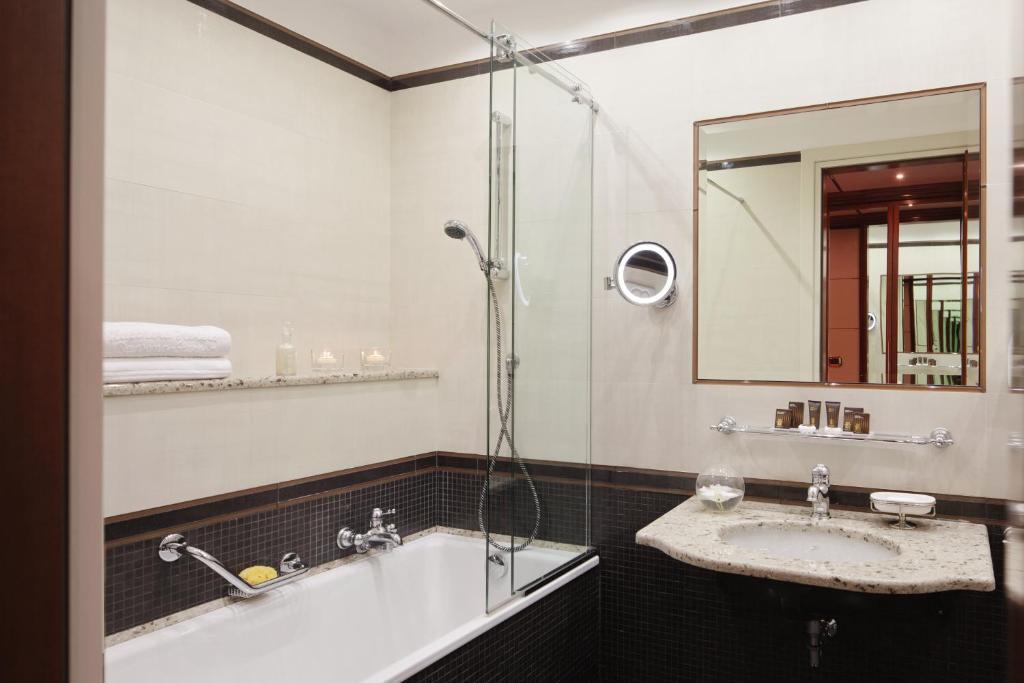 Deluxe Doppel- oder Zweibettzimmer – Bergseite
