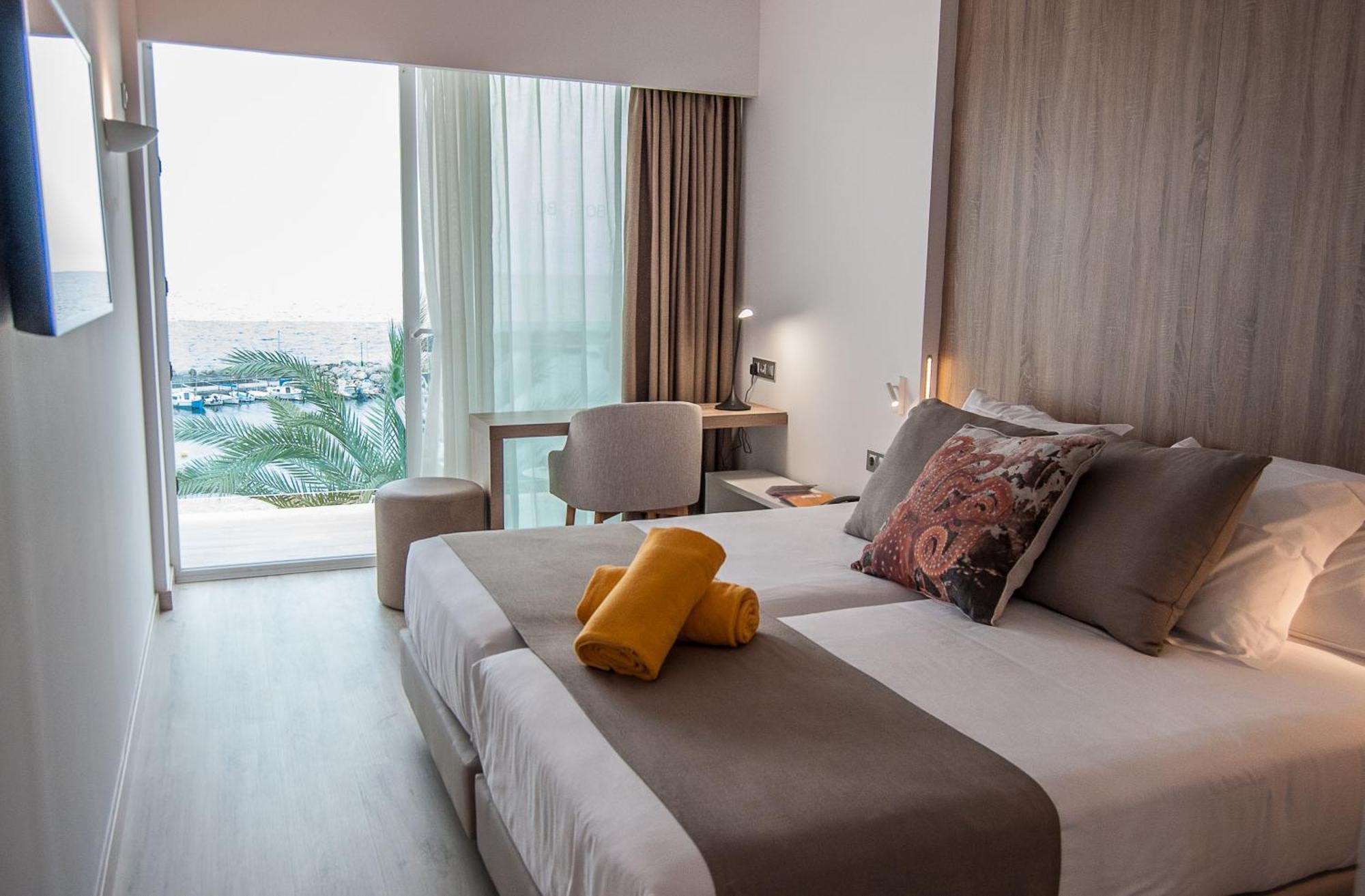 Doppelzimmer mit Balkon und Meerblick