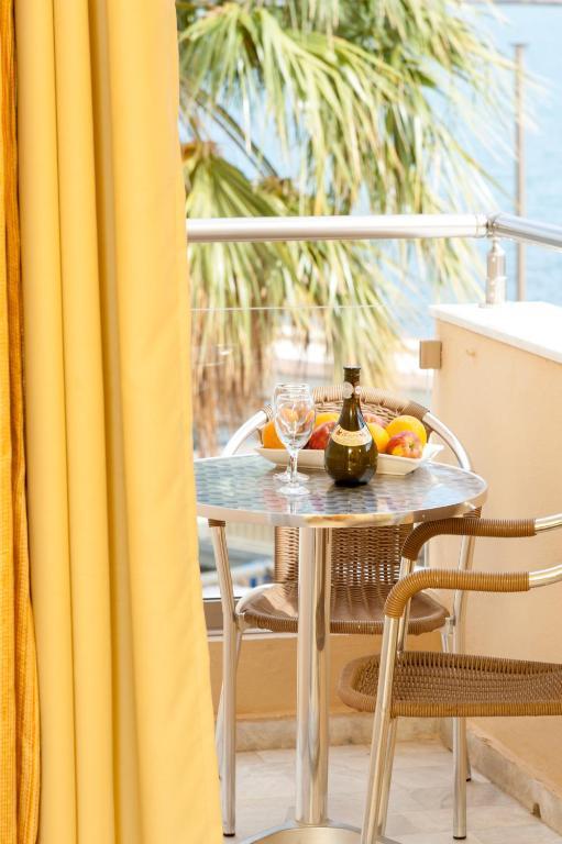 Double or Twin Room with Sea View,1208039800:JPEG