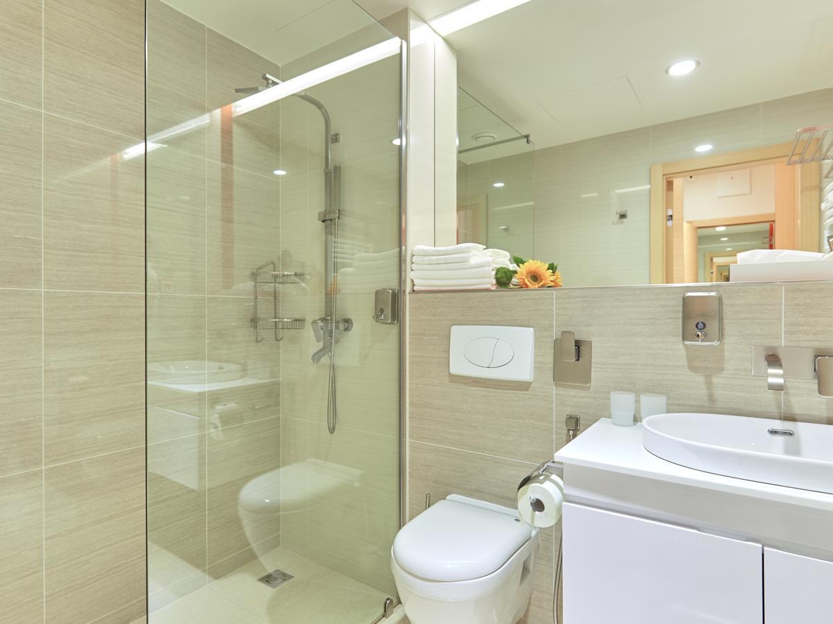 Doppelzimmer mit Balkon und Zugang zum Wellnessbereich