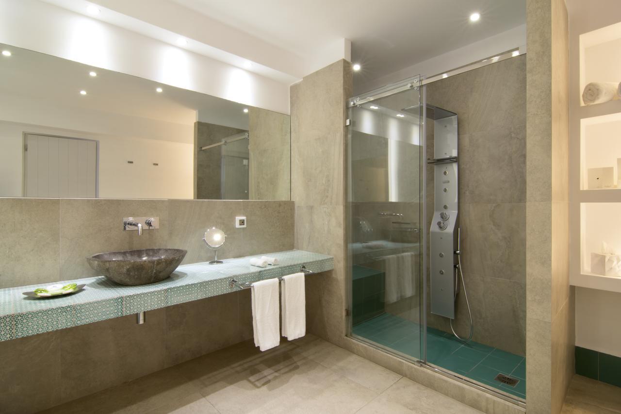 Premium Suite mit eigenem Whirlpool und Aussicht auf die Caldera