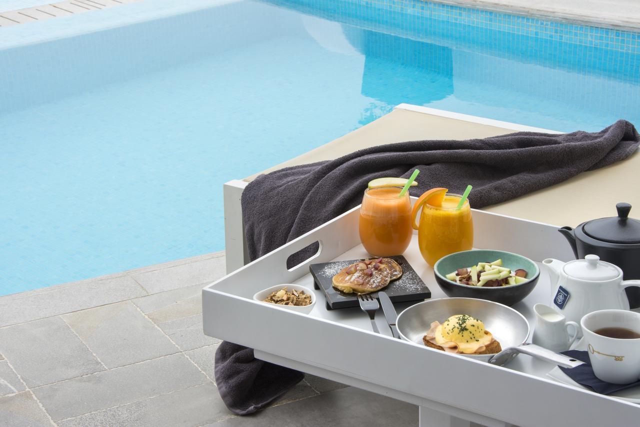 Grand Suite mit eigenem Pool und Aussicht auf die Caldera