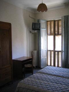 Zweibettzimmer mit Badewanne