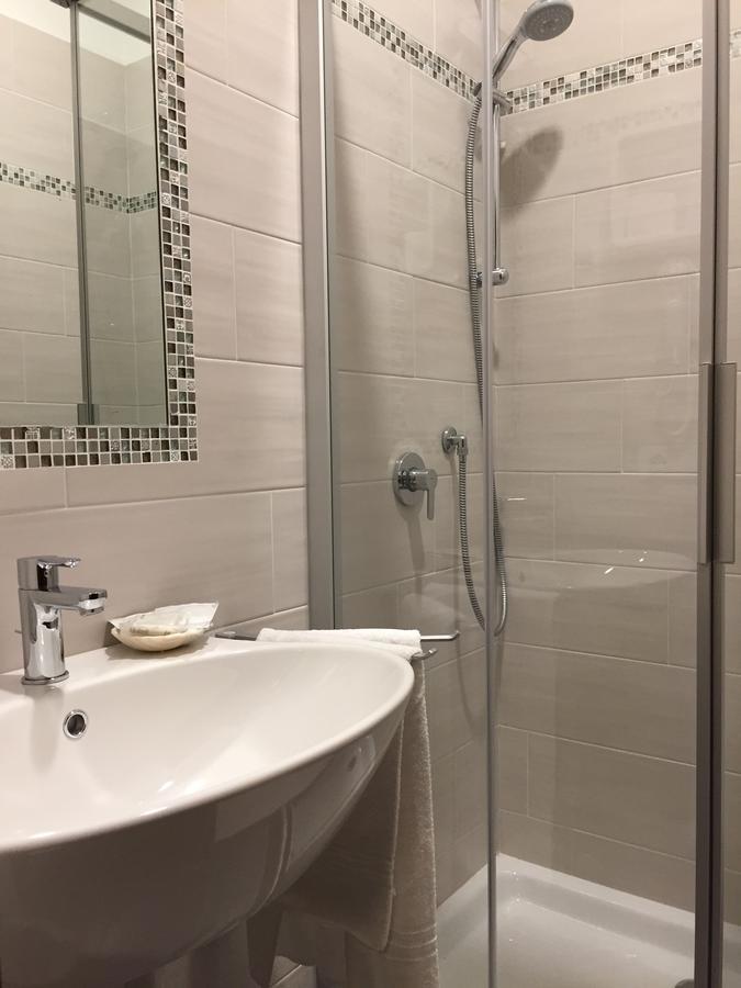 Single Room,1357367435:JPEG