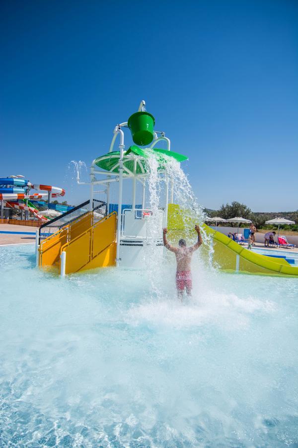 Family Room with Side Sea View,930762427:JPEG