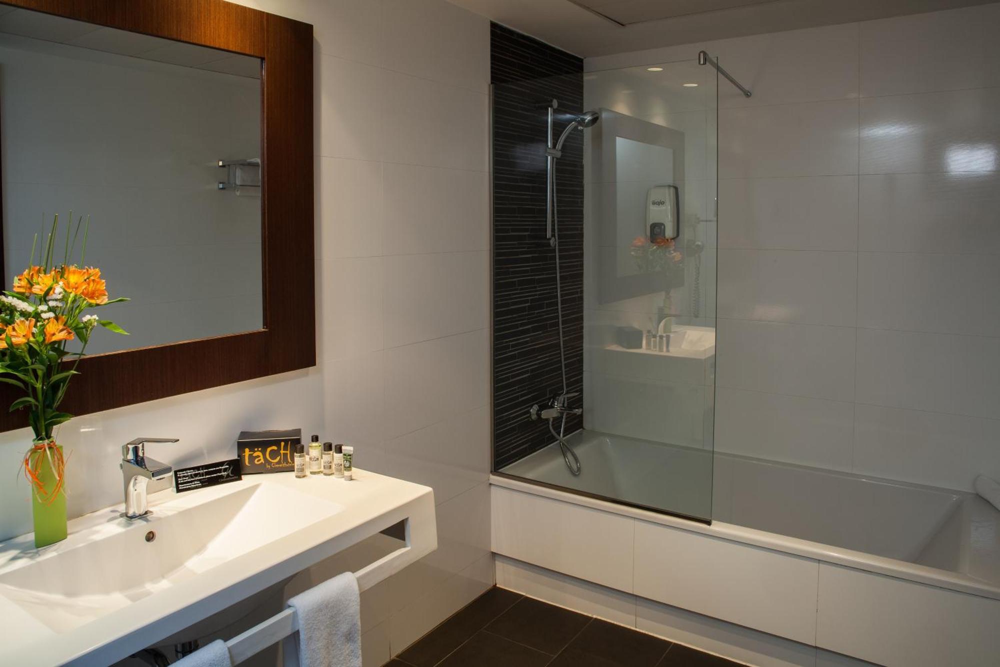 Dreibettzimmer mit Badewanne