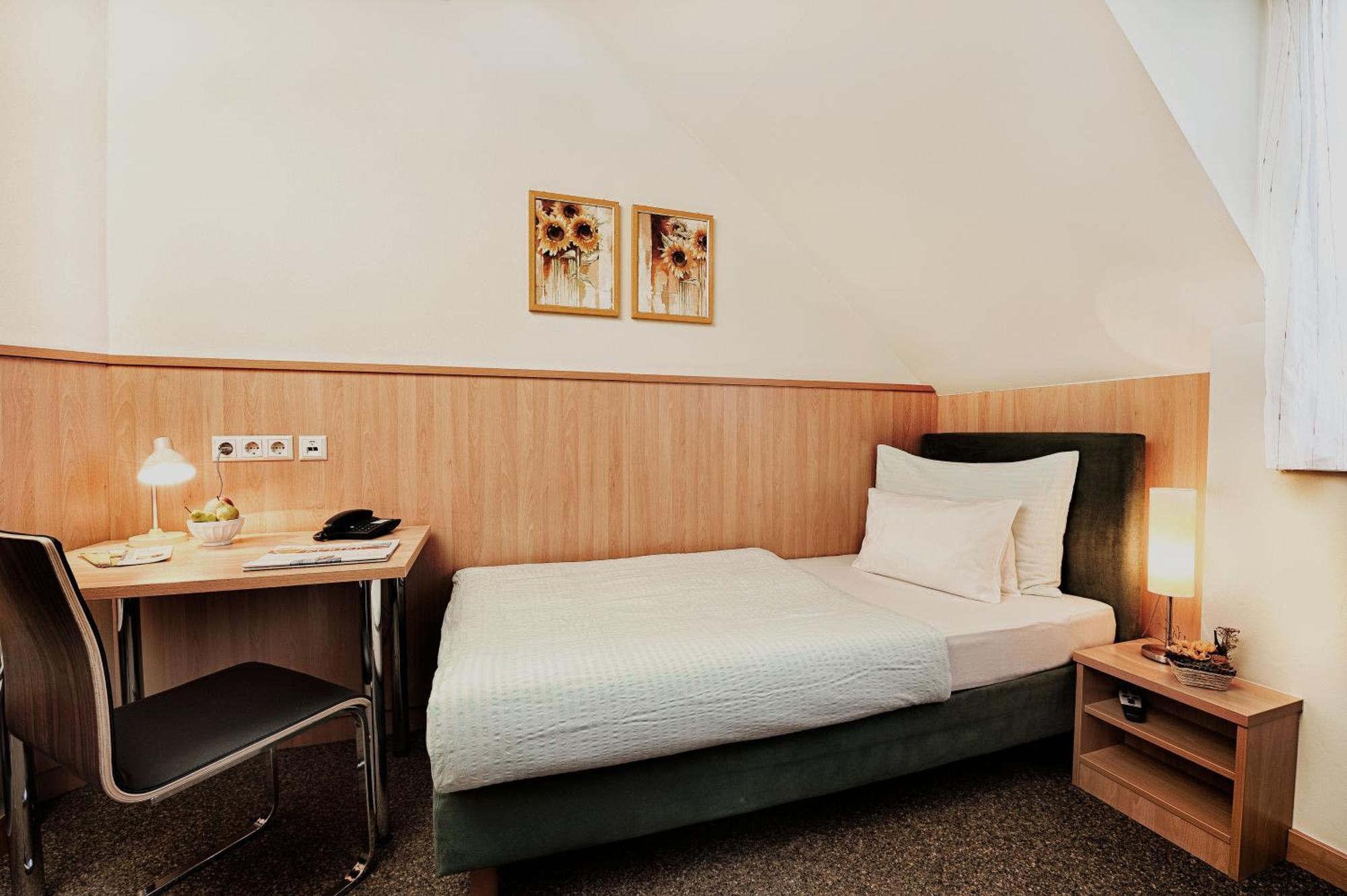 Standard Single Room,410857746:JPEG
