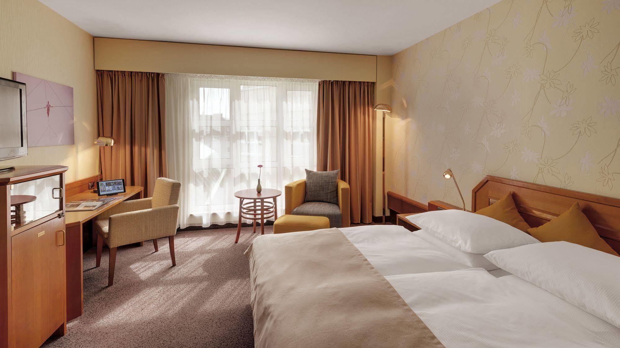 Zimmer mit Kingsize-Bett