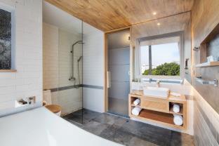 Corner Suite,713864140:JPEG