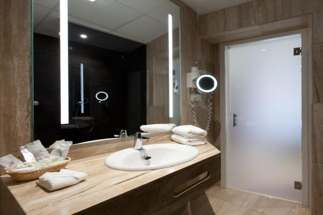 2 Doppelzimmer mit Verbindungstür und Blick auf die Puerta del Sol