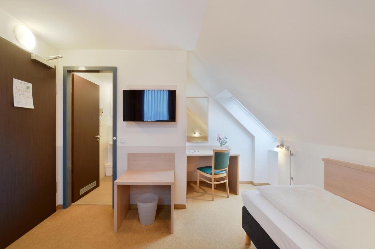 Single Room,746919767:JPEG