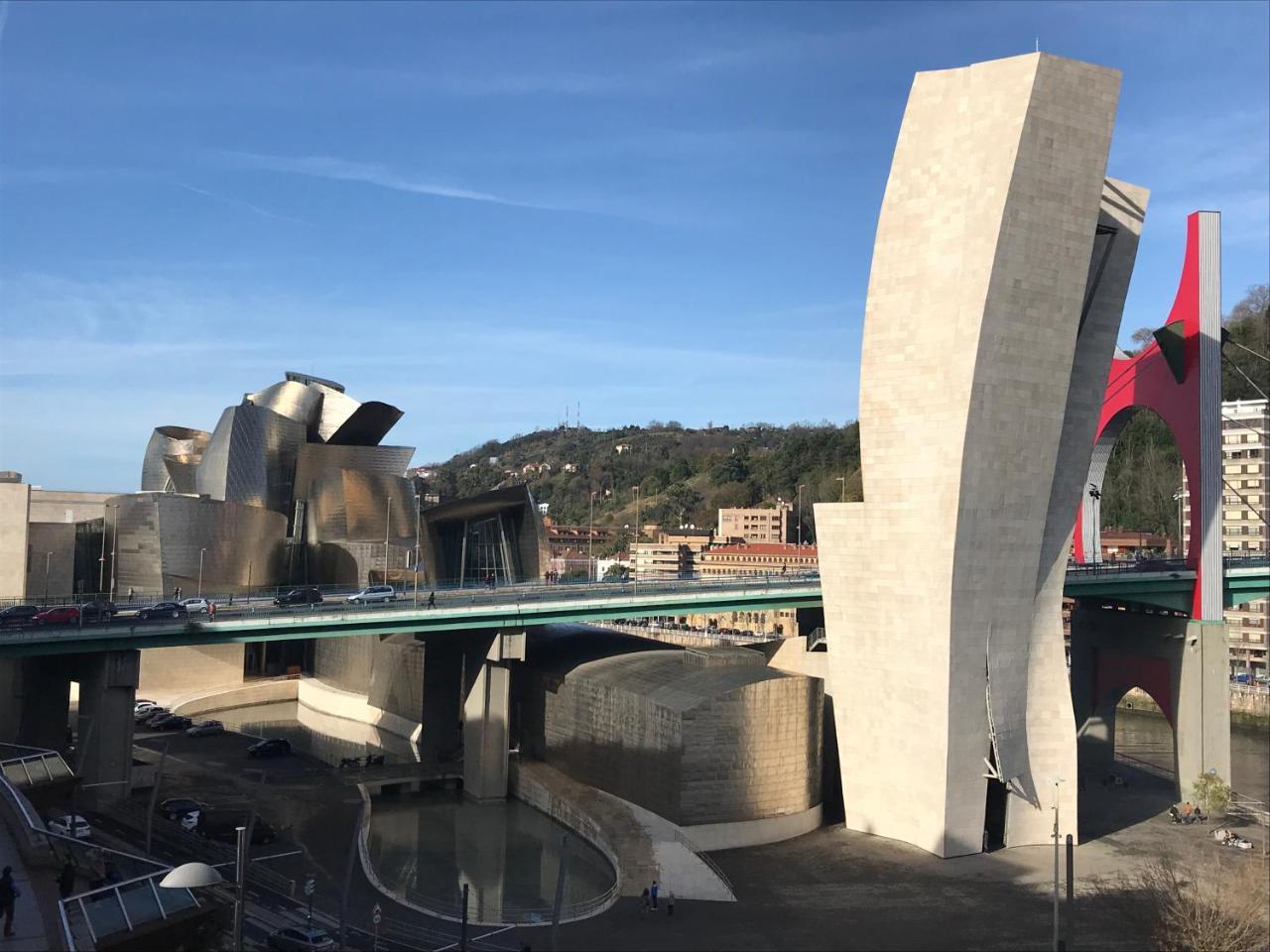 Einzelzimmer mit Kingsize-Bett und Blick auf das Guggenheim-Museum