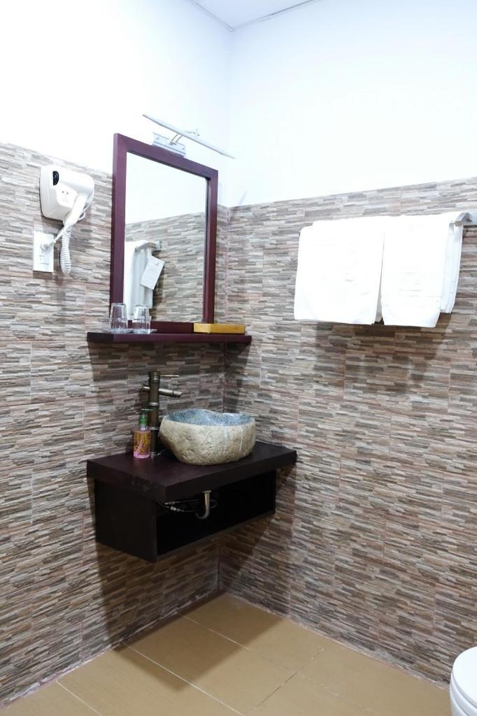 Dreibettzimmer mit Stadtblick