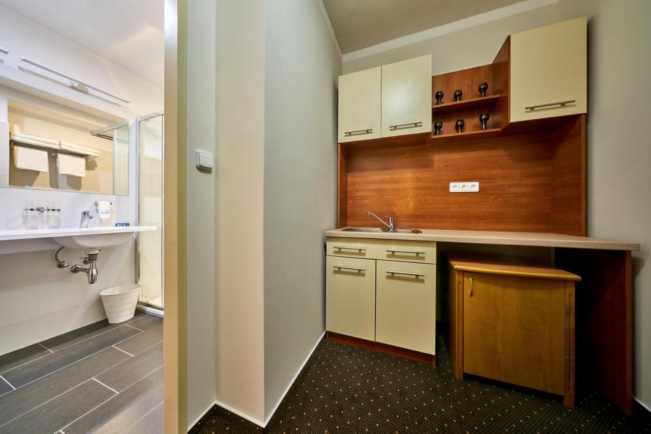 Family Room,758897971:JPEG