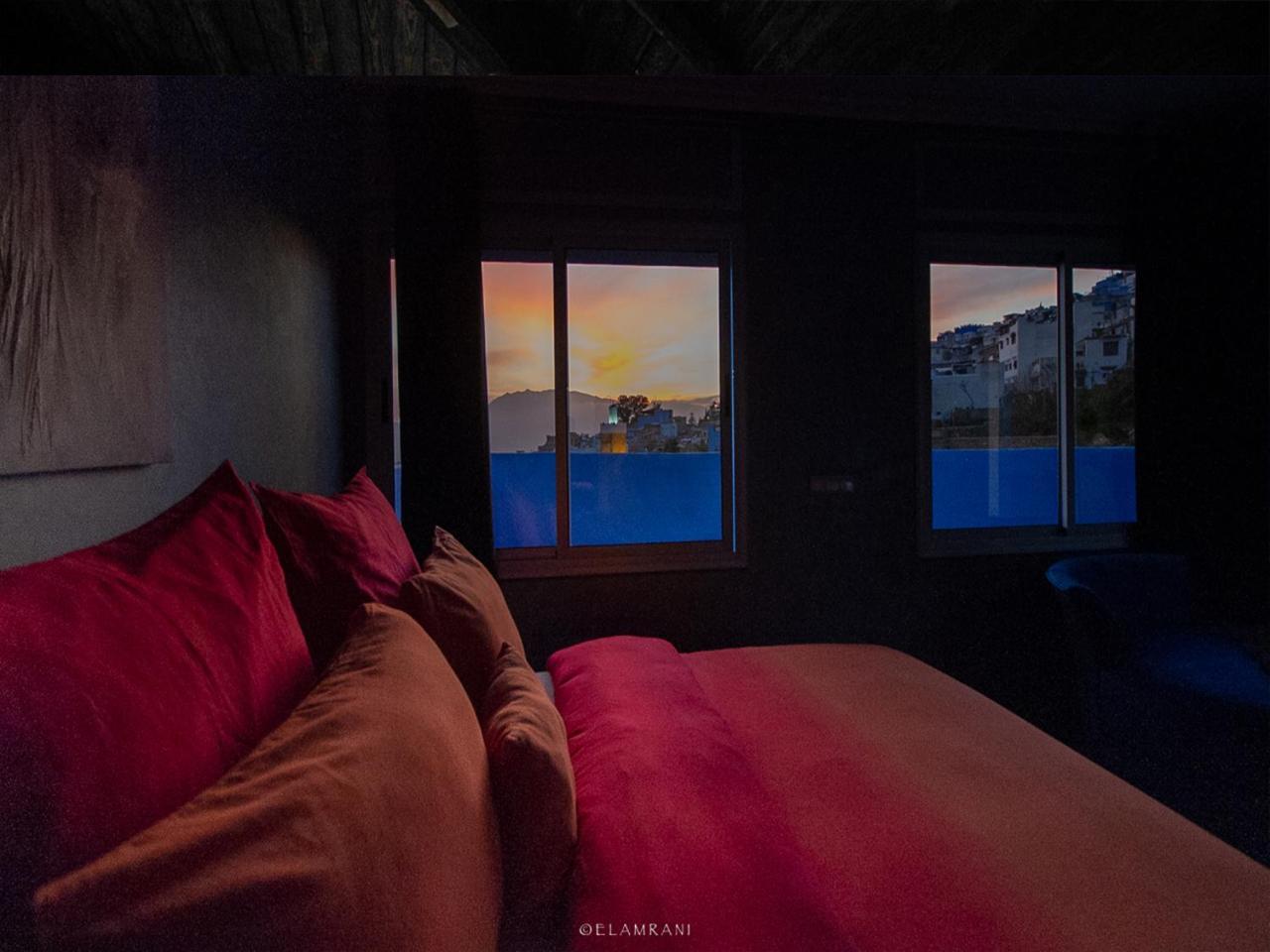 Zimmer mit Kingsize-Bett und Bergblick