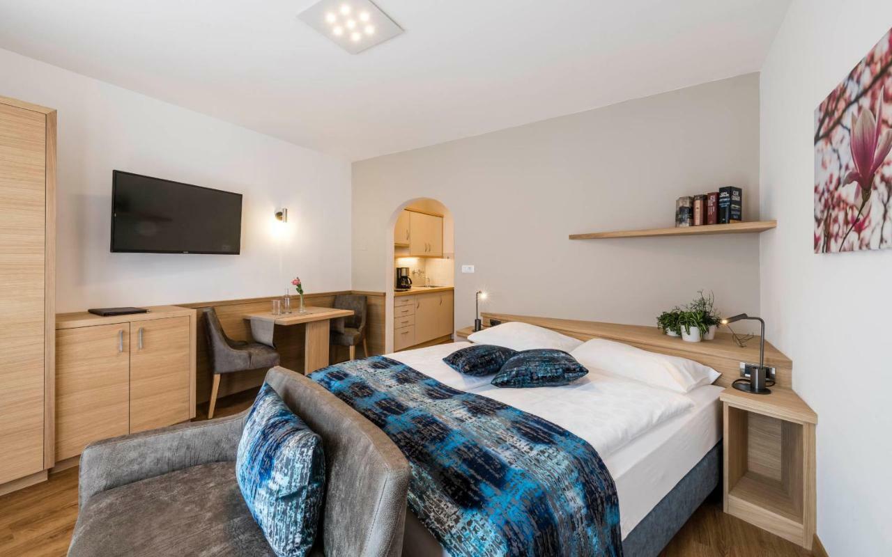 Studio (2 Adults),1225628732:JPEG