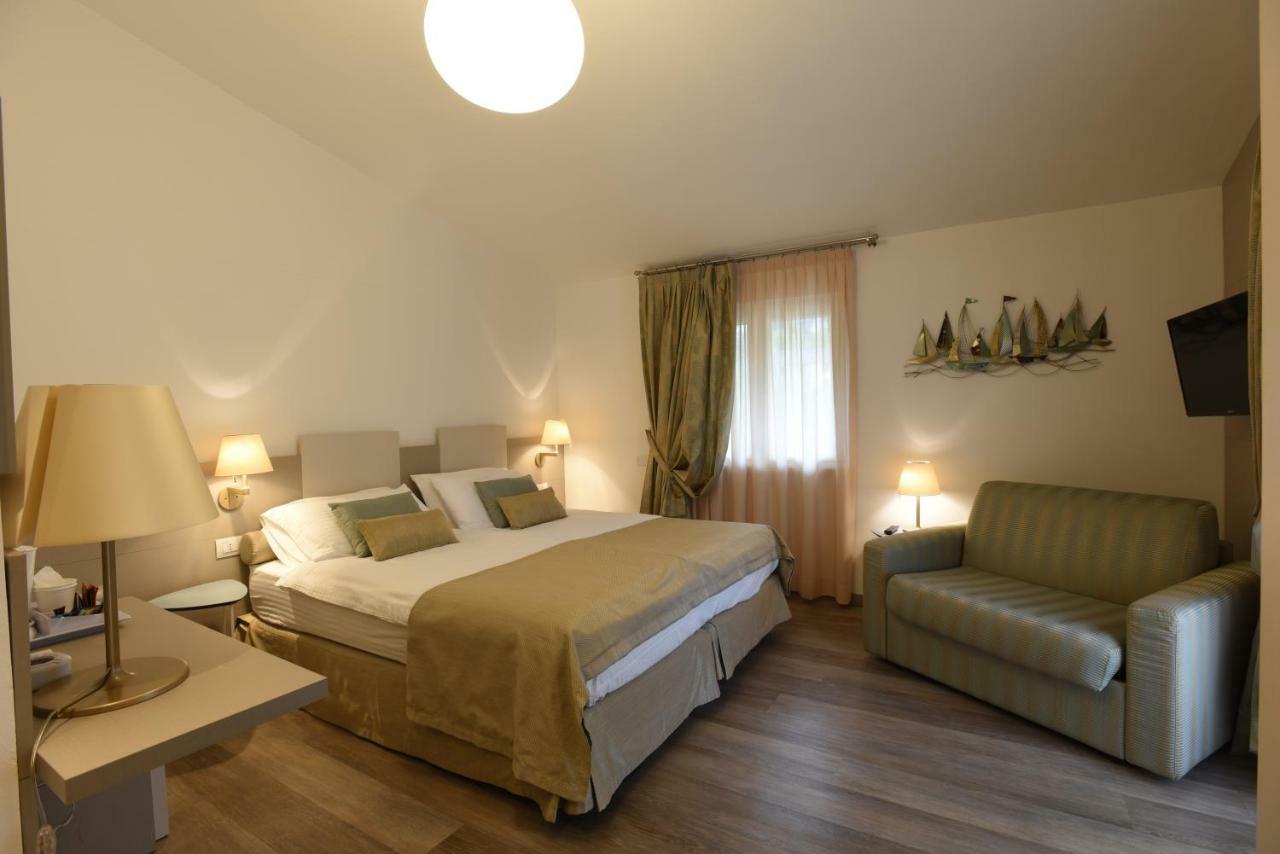 Double or Twin Room with Side Sea View,804994992:JPEG