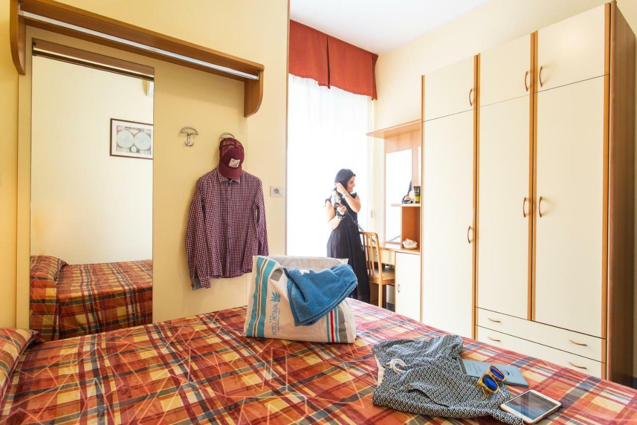 Doppel-/Zweibettzimmer mit Balkon