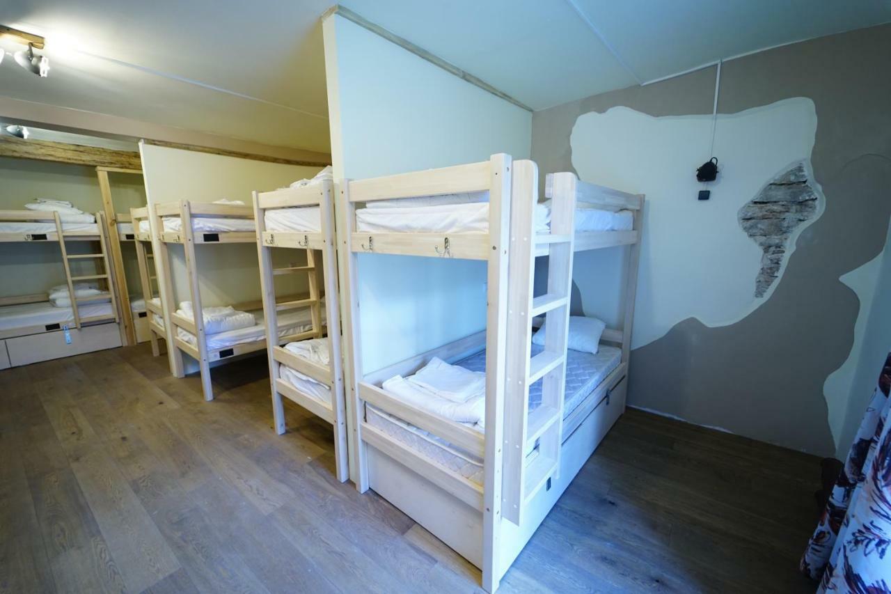 Bett im gemischten 14-Bett-Schlafsaal