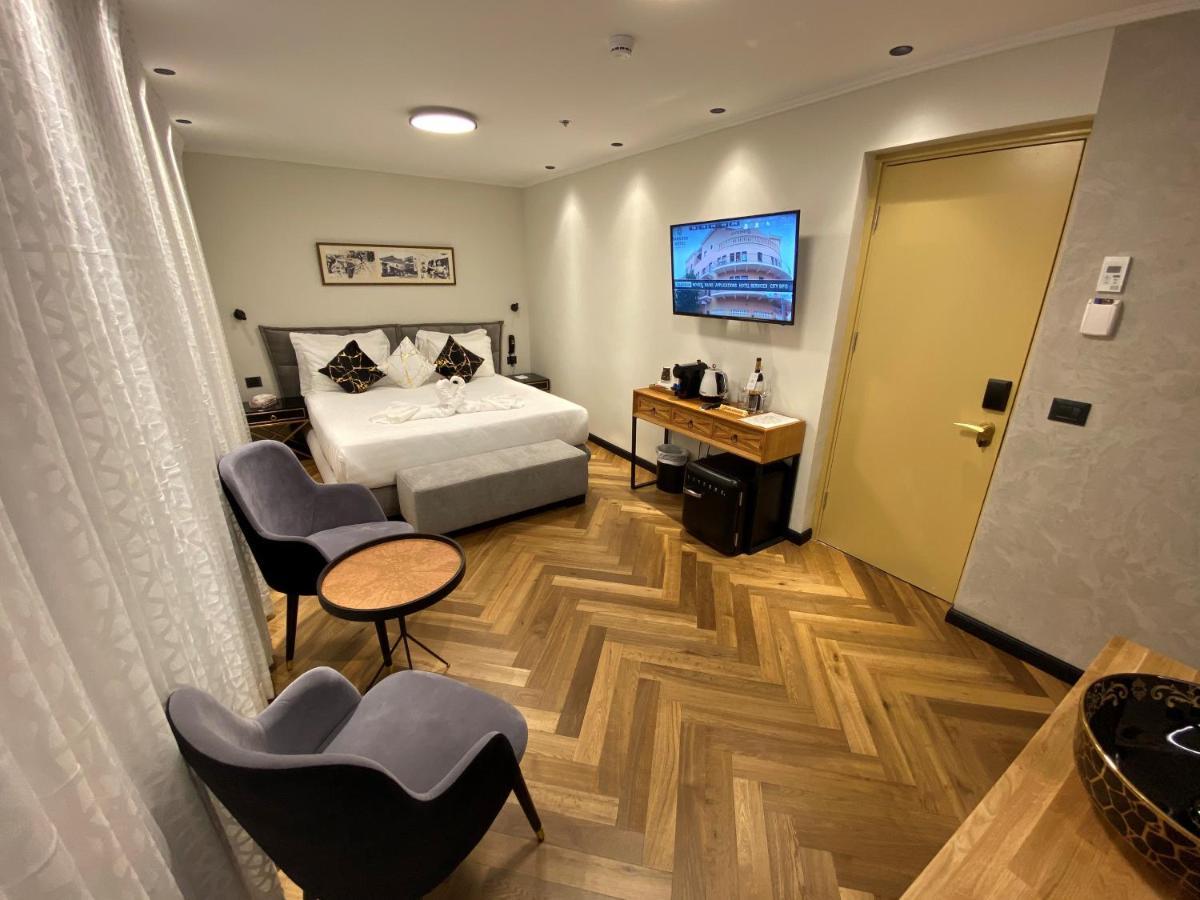 Luxuriöses Zimmer mit Blick auf den Patio