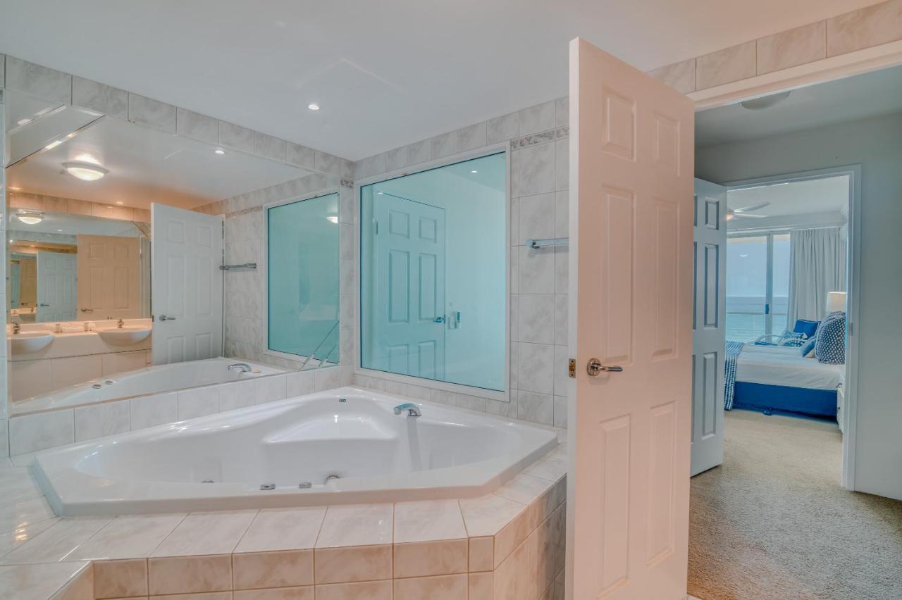 Superior One-Bedroom Apartment Ocean View on High Floor No Air Conitioning,1212643495:JPEG