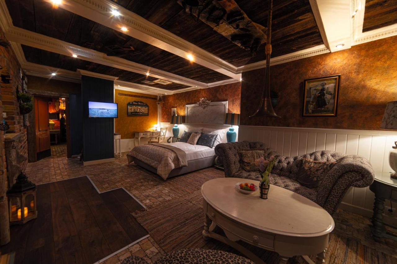 Suite,980187685:JPEG