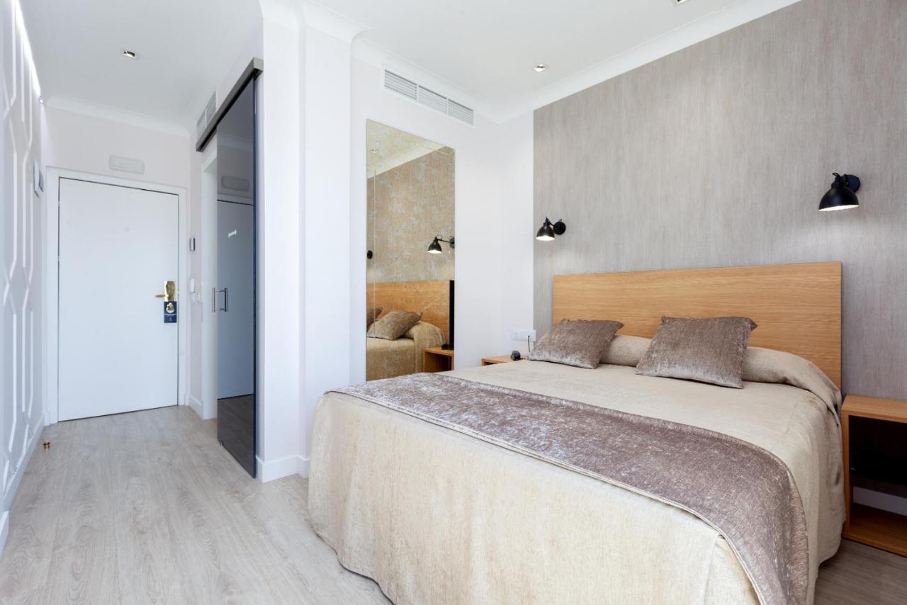 Premium Einzelzimmer mit Terrasse und Blick auf die Puerta del Sol