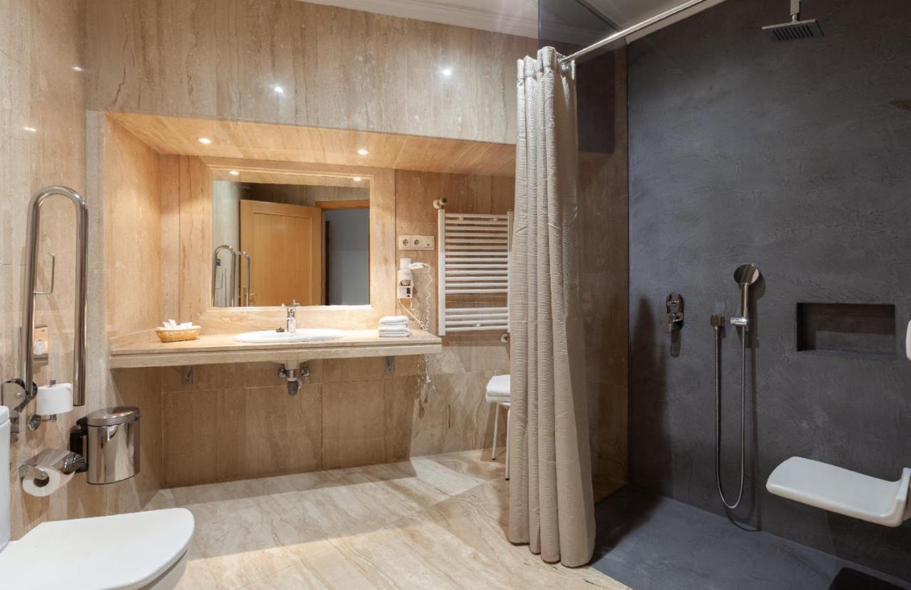 Premium Dreibettzimmer mit Terrasse und Blick auf die Puerta del Sol